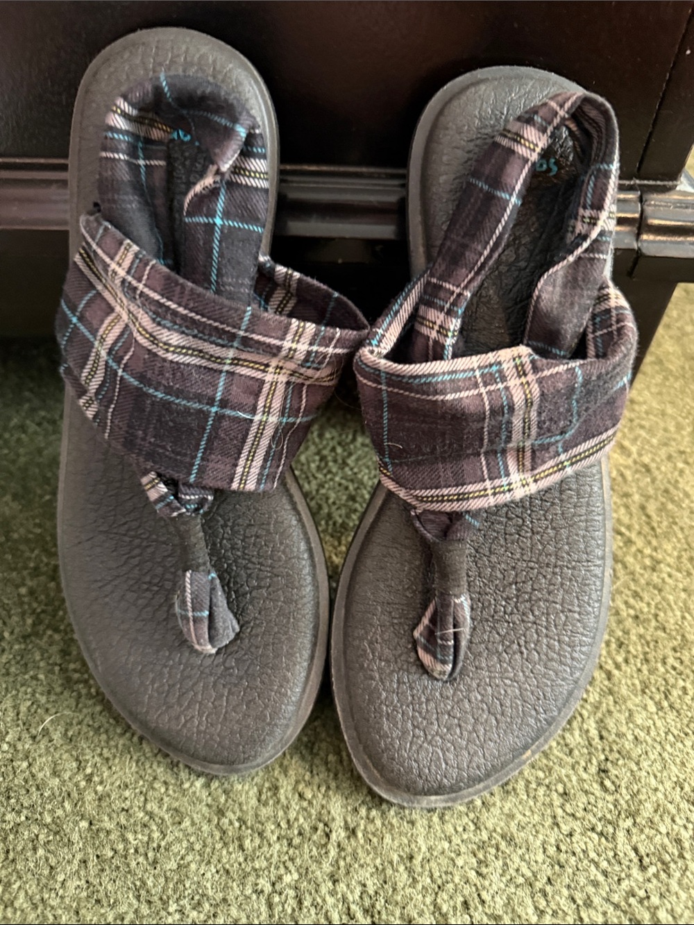 Sanuk Black and Gray Plaid Fabric Toe-Post Sandals